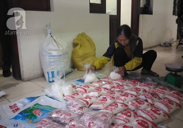 Hà Nội: Mua bột trắng tại chợ Đồng Xuân về đóng gói mì chính giả tung ra thị trường - Ảnh 1.