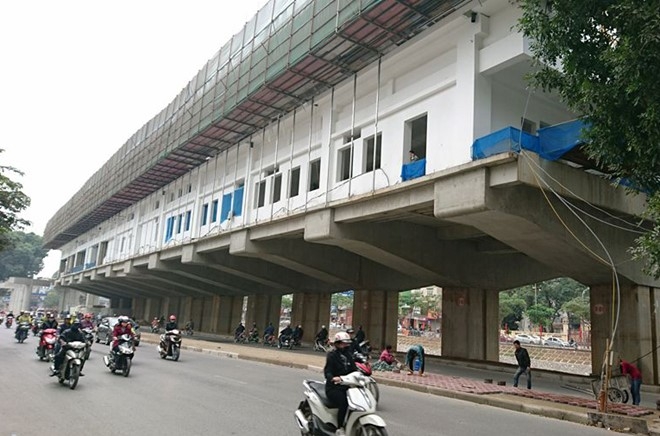 Thanh nien nga duoi duong sat tren cao khai do xe may tong hinh anh 2