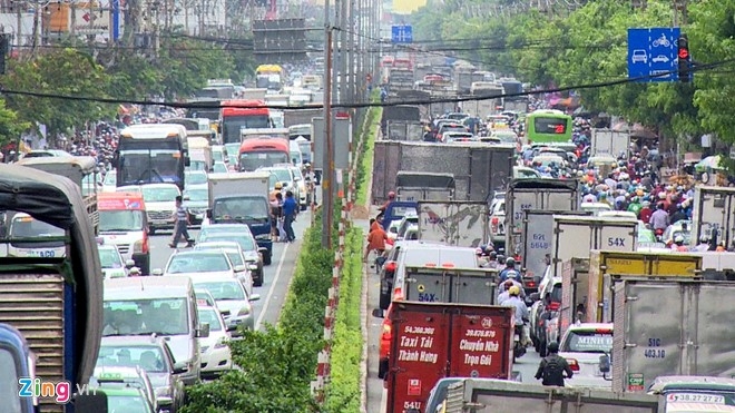 Duong vao san bay Tan Son Nhat ket cung ngay cuoi tuan hinh anh 1