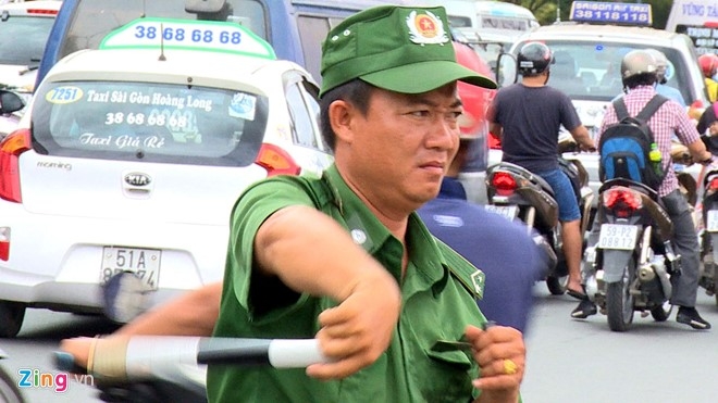 Duong vao san bay Tan Son Nhat ket cung ngay cuoi tuan hinh anh 2
