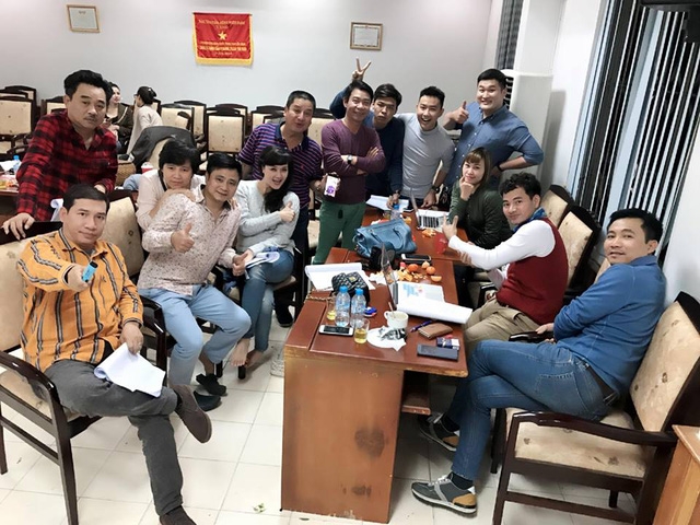 Ê-kíp nghệ sĩ, đạo diễn và thư ký tham gia tập luyện Táo Quân 2017.