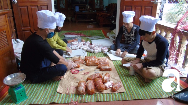 Sát Tết, giò me Nghệ An làm mỏi tay vẫn không đủ cung cấp cho thị trường Hà Nội, Sài Gòn. - Ảnh 5. Sát Tết, giò me Nghệ An làm mỏi tay vẫn không đủ cung cấp cho thị trường Hà Nội, Sài Gòn. - Ảnh 5.