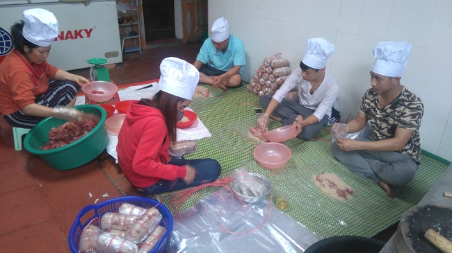 Sát Tết, giò me Nghệ An làm mỏi tay vẫn không đủ cung cấp cho thị trường Hà Nội, Sài Gòn. - Ảnh 7. Sát Tết, giò me Nghệ An làm mỏi tay vẫn không đủ cung cấp cho thị trường Hà Nội, Sài Gòn. - Ảnh 7.