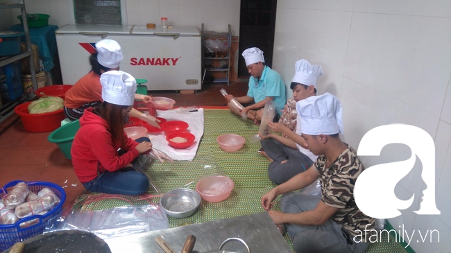 Sát Tết, giò me Nghệ An làm mỏi tay vẫn không đủ cung cấp cho thị trường Hà Nội, Sài Gòn. - Ảnh 9. Sát Tết, giò me Nghệ An làm mỏi tay vẫn không đủ cung cấp cho thị trường Hà Nội, Sài Gòn. - Ảnh 9.