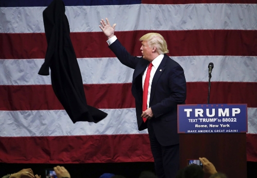 suy-doan-ve-trang-phuc-cua-trump-trong-le-nham-chuc