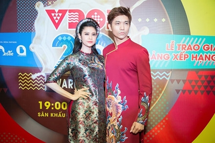 Trương Quỳnh Anh được chồng bế bổng trên thảm đỏ khiến ai cũng ganh tị ảnh 7