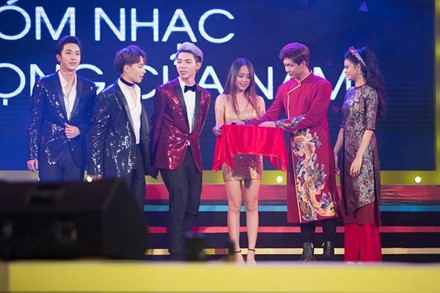 Trương Quỳnh Anh được chồng bế bổng trên thảm đỏ khiến ai cũng ganh tị ảnh 9