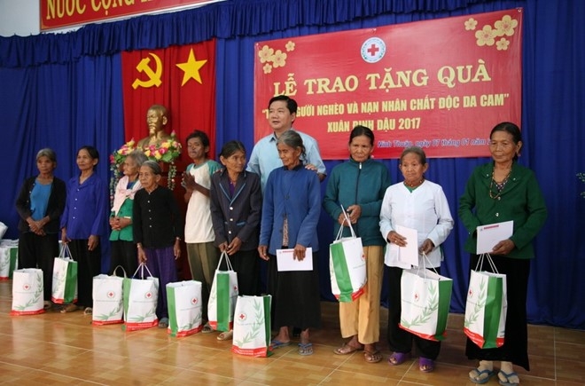 Bi thu Thang ra Ninh Thuan tang qua cho nguoi ngheo don Tet hinh anh 1