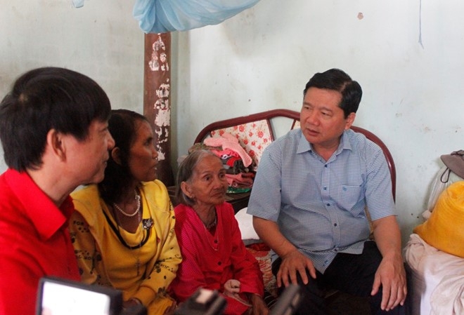 Bi thu Thang ra Ninh Thuan tang qua cho nguoi ngheo don Tet hinh anh 2