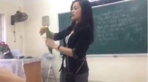 Hình ảnh cô giáo hướng dẫn học sinh dùng bao cao su gây sốt mạng