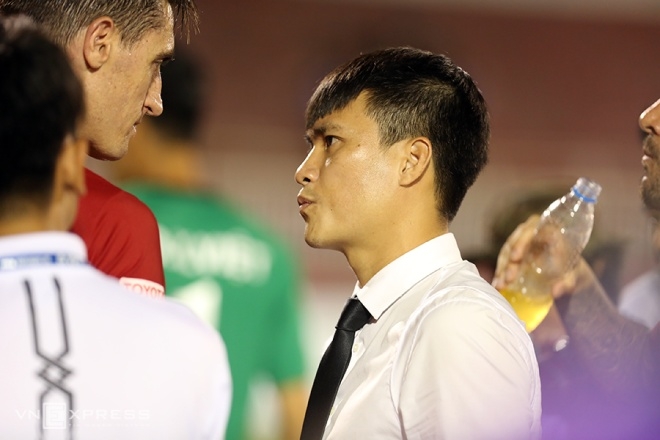 Công Vinh dẫn đội bóng chạy quanh sân cám ơn khán giả - ảnh thể thao