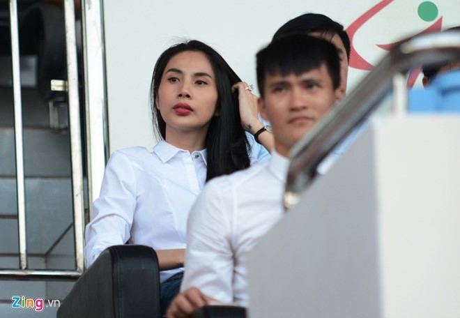 Thuy Tien rang ro xem doi bong cua Cong Vinh thi dau hinh anh 6