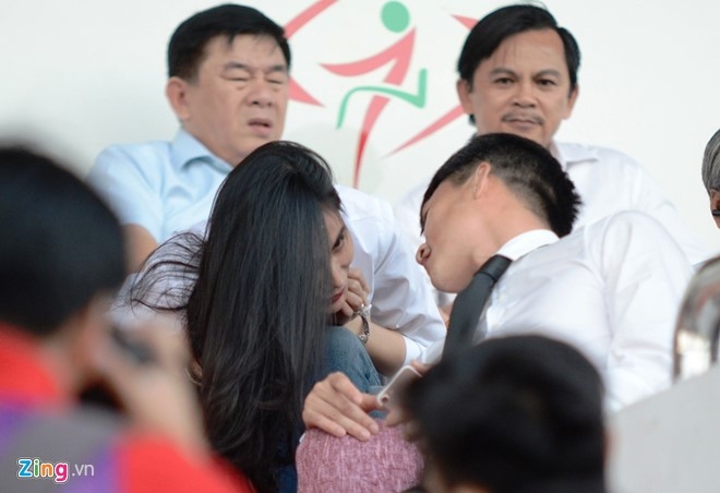 Thuy Tien rang ro xem doi bong cua Cong Vinh thi dau hinh anh 7