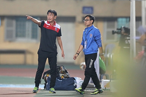 trong tai viet lai “gay bao” trong ngay khai man v.league 2017 hinh anh 1