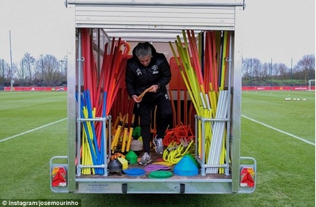  Bức ảnh Mourinho ở khu tập Carrington được HLV người Bồ Đào Nha khoe trên Instagram 
