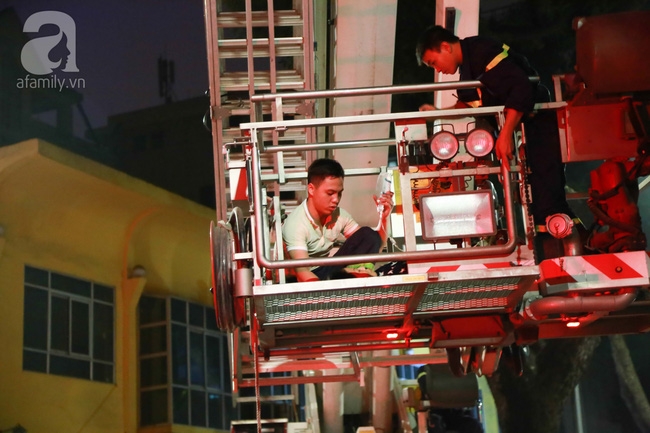 Hà Nội: Đi ăn cỗ ở tầng 4, người phụ nữ bất ngờ sinh con nhưng bị mắc kẹt vì cầu thang quá bé - Ảnh 9. Hà Nội: Đi ăn cỗ ở tầng 4, người phụ nữ bất ngờ sinh con nhưng bị mắc kẹt vì cầu thang quá bé - Ảnh 9.