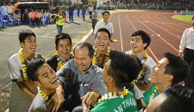“Tắt điện” ở V-League 2017: Bầu Đức, hãy ra tay cứu Công Phượng!