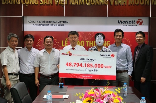 vietlott trao thuong cho chu nhan giai jackpot dau tien nam 2017 hinh anh 1