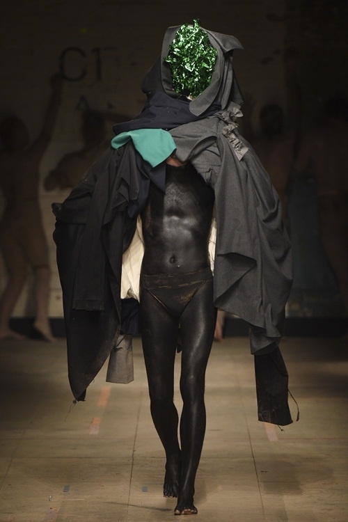 Áo nịt ngực, váy xếp ly cho nam giới gây sốc ở London Fashion Week