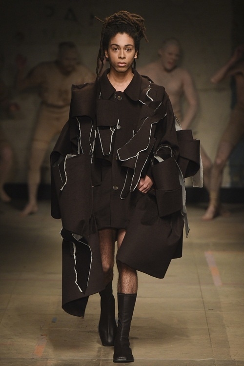 Áo nịt ngực, váy xếp ly cho nam giới gây sốc ở London Fashion Week