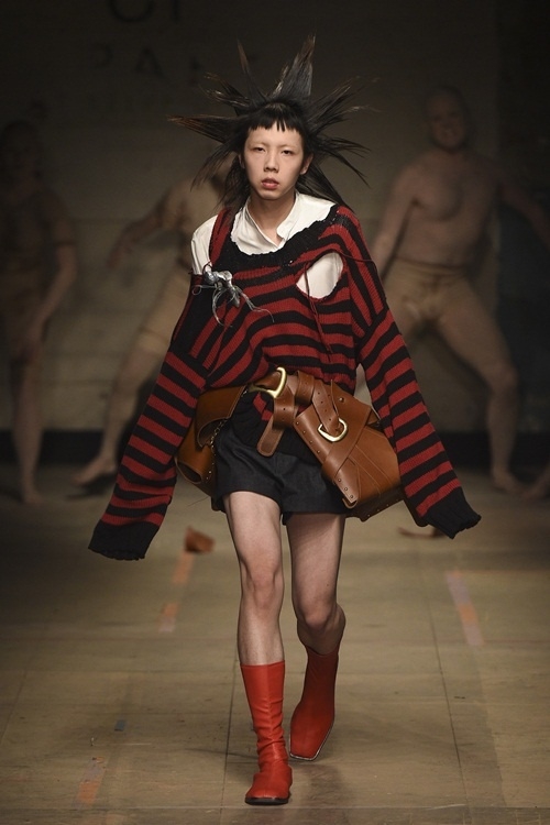 Áo nịt ngực, váy xếp ly cho nam giới gây sốc ở London Fashion Week