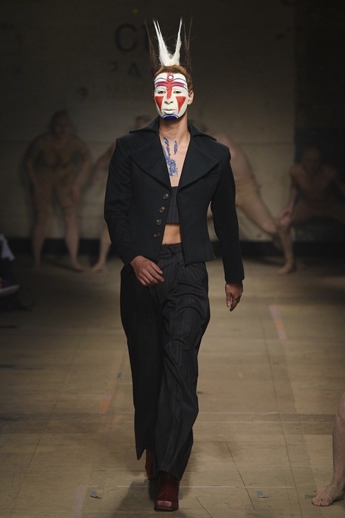 Áo nịt ngực, váy xếp ly cho nam giới gây sốc ở London Fashion Week