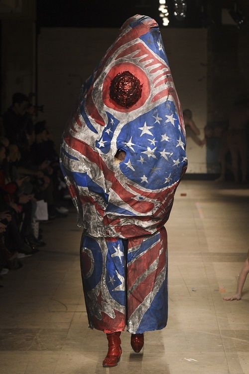 Áo nịt ngực, váy xếp ly cho nam giới gây sốc ở London Fashion Week