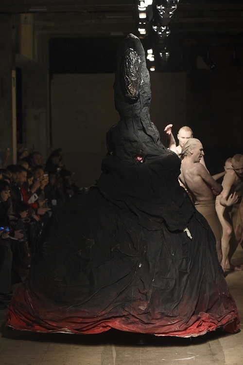 Áo nịt ngực, váy xếp ly cho nam giới gây sốc ở London Fashion Week