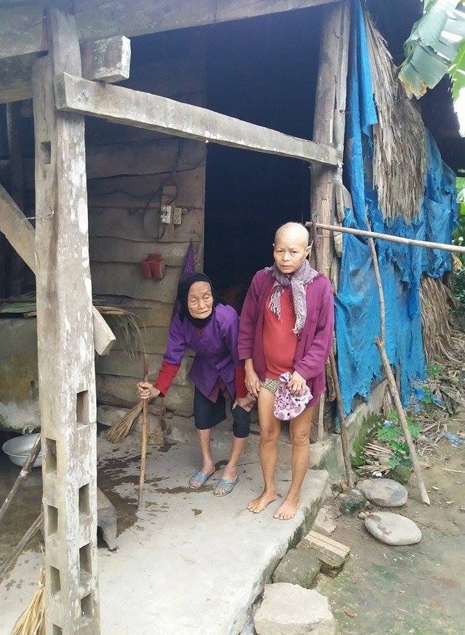 Đắng lòng mẹ già 92 tuổi lo “không có quan tài” cho con gái tâm thần  