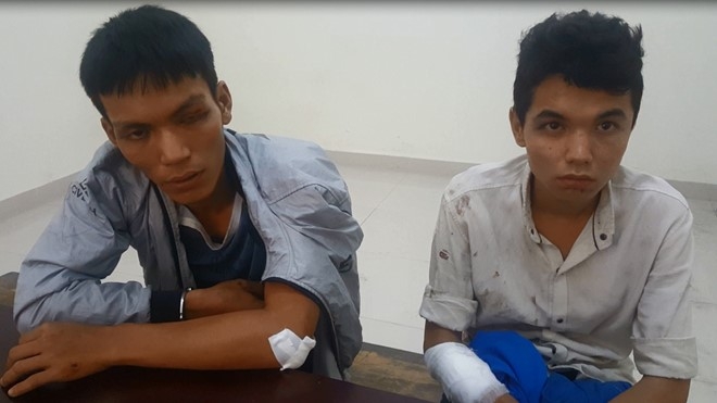 Hai ten cuop giat dien thoai bi nguoi di duong danh bam dap hinh anh 1