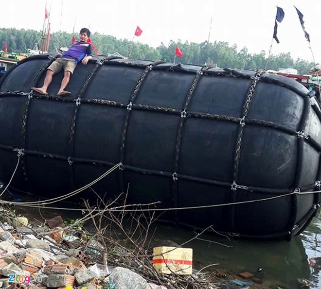 Ngu dan Quang Ngai vot phao 5 m dat giua bien hinh anh 1