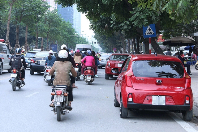 Sở Giao thông Vận tải Hà Nội quy định từ ngày 1/1/2017 các phương tiện không được dừng đỗ dọc toàn tuyến buýt nhanh BRT. Tuy nhiên, theo ghi nhận của phóng viên Dân trí, tình trạng này vẫn diễn ra đặc biệt ở các phố Giảng Võ, Láng Hạ va Lê Văn Lương. 
