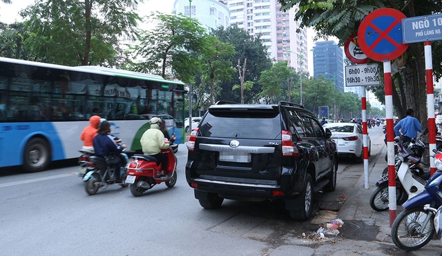 Chiếc ô tô ngang nhiên đổ trên phố Láng Hạ ngay cạnh biển cấm dừng đỗ. Phố Láng Hạ mỗi chiều có 3 làn đường, một làn hiện tại dành riêng cho xe buýt nhanh BRT hoạt động, hai làn còn lại của các phương tiện khác, nên việc dừng đỗ như trên khiến lòng đường bị thu hẹp lại, chỉ còn 1/3 so với trước kia. 