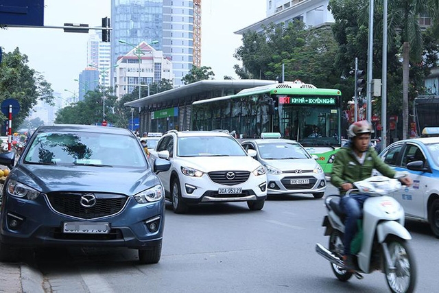  Chiếc ô tô đỗ gần như đối diện với nhà chờ xe buýt nhanh, dễ dàng nhận thấy việc đỗ xe như trên cản trở giao thông thế nào. Xe máy không có đường để đi, buộc phải đi sang làn đường bên cạnh trong khi rất nhiều ô tô cũng đang đi qua. 