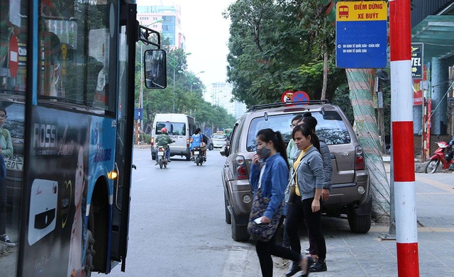  Chiếc ô tô màu xám ngang nhiên dừng đỗ ngay điểm đón - trả khác c xe buýt thường. Biển cấm dừng đỗ ngay phía trước chiếc ô tô này. 