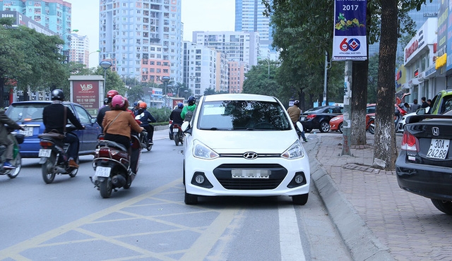  Không chỉ đỗ trái phép, chiếc ô tô này còn đỗ ở trạng thái ngược chiều. Hình ảnh ghi lại trên đường Lê Văn Lương. 