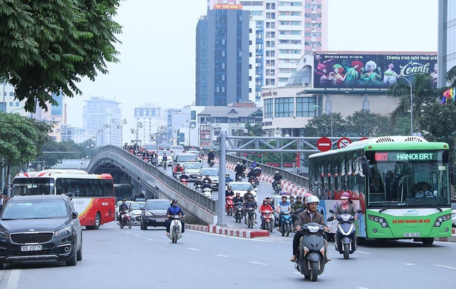 Cầu vượt Láng Hạ - Thái Hà trong giờ cao điểm cấm toàn bộ xe máy không được lưu thông trên cầu để dành đường cho xe buýt nhanh. Ngay dưới chân cầu có một số nhà hàng, trung tâm hội nghị tiệc cưới luôn đón khách, nhiều ô tô ra vào, đỗ ngay mép đường, gây cản trở giao thông.