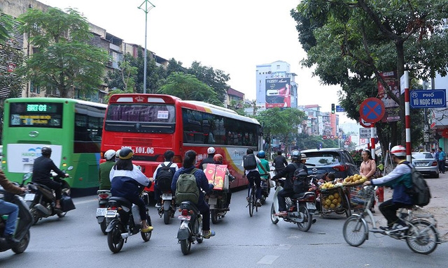 Ô tô ngang nhiên đỗ phép và người bán hàng rong chiến một làn đường, khiến các phương tiện khác đi lại rất khó khăn.