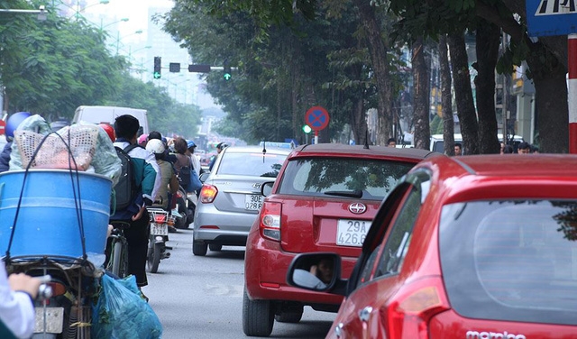 Nhan nhản ô tô đỗ trái phép trên phố Láng Hạ.