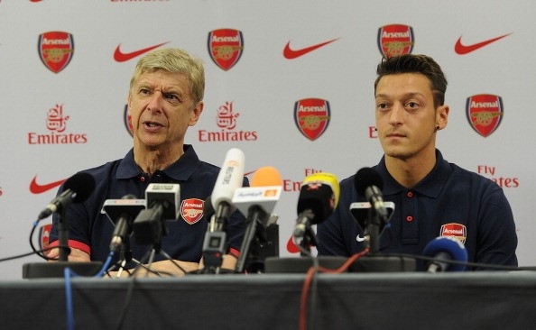 Oezil hoi thuc HLV Wenger gia han hop dong hinh anh 1