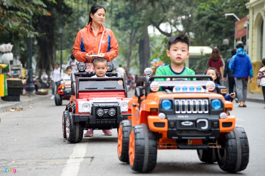 Ôtô đồ chơi, xe điện cân bằng 'đua tốc độ' trên phố đi bộ hình ảnh 5 Oto do choi, xe dien can bang 'dua toc do' tren pho di bo hinh anh 5