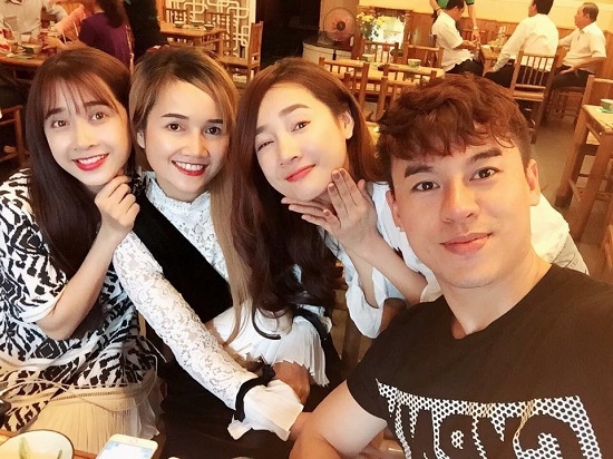 Chí Trung hài hước bế Ngọc Huyền chụp ảnh trước thác nước