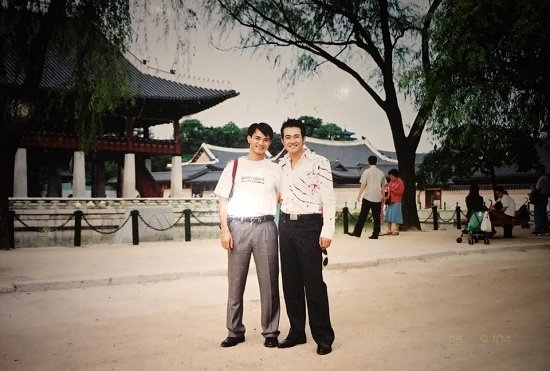 Chí Trung hài hước bế Ngọc Huyền chụp ảnh trước thác nước