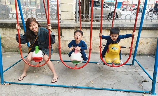 Chí Trung hài hước bế Ngọc Huyền chụp ảnh trước thác nước