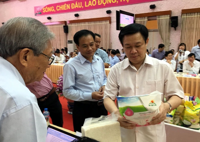Phó Thủ tướng Vương Đình Huệ và chuyên gia nông nghiệp GS.TS Nguyễn Ngọc Trân trao đổi về nông sản