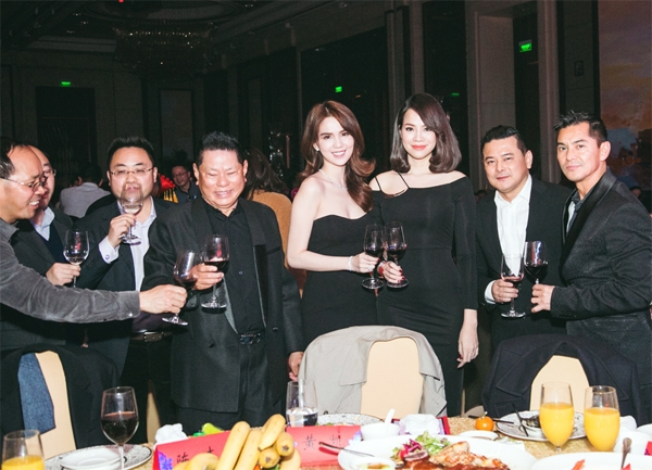 ngoc-trinh-cung-ban-trai-ty-phu-du-tiec-o-thuong-hai-4