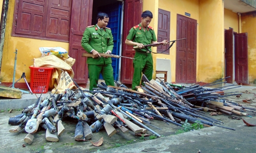 nguoi-dan-quang-nam-giao-nop-gan-200-khu-sung-tu-che
