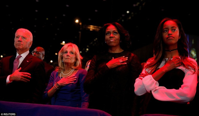 Đệ nhất phu nhân Michelle Obama và cô con gái lớn Malia, và vợ chồng Phó Tổng thống Joe Biden cũng có mặt tại sự kiện này. (Ảnh: Reuters)