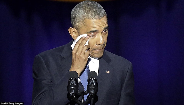 Trong phần cuối của bài phát biểu kéo dài 50 phút, Tổng thống Obama đã dành những lời tri ân đến người dân Mỹ, bạn bè, gia đình, những người đã sát cánh cùng ông trong suốt thời gian qua. Ông đã không giấu được những giọt nước mắt khi nói những lời tri ân. (Ảnh: AFP)