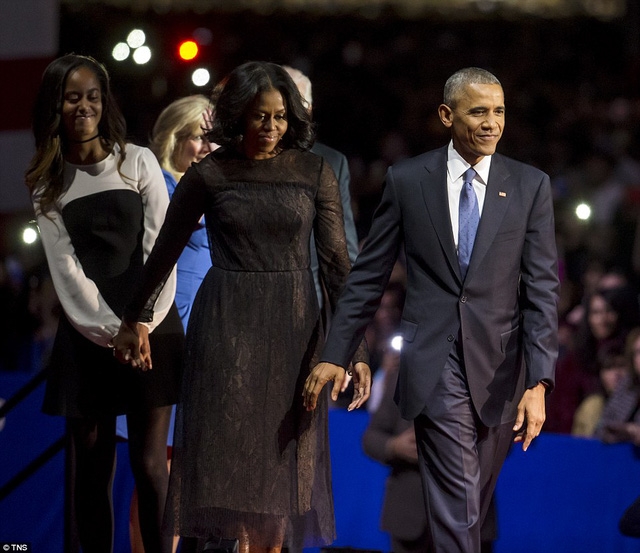 Gia đình Tổng thống Obama cùng xuất hiện trên sân khấu sau bài phát biểu. (Ảnh: TNS)